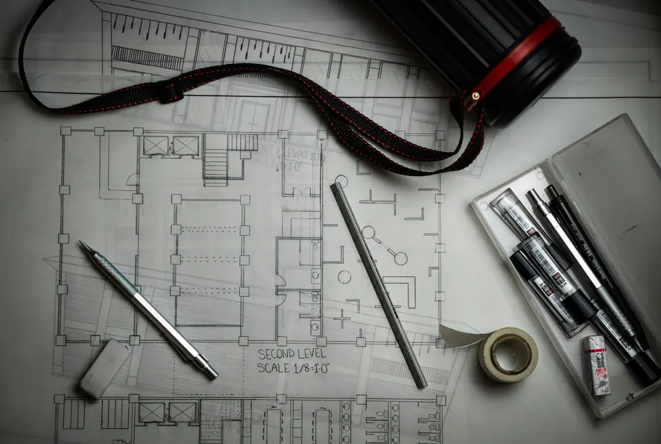 نقشههای معماری، خطکش و مداد روی میز طراحی