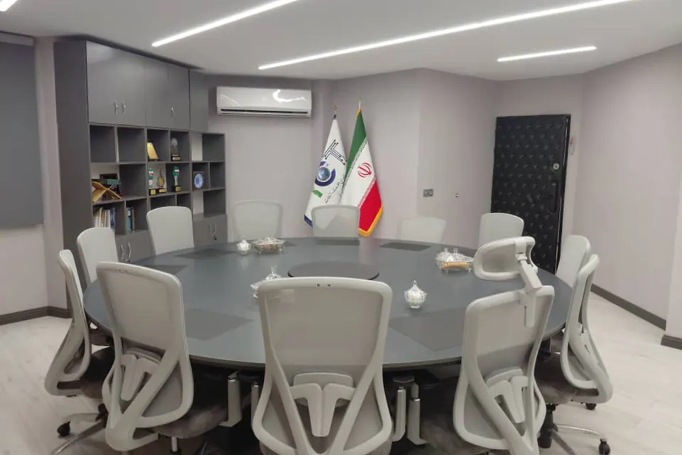 اتاق جلسات با میز گرد و نورپردازی خطی — بازسازی دفتر مدیرعامل و اتاق جلسات